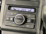 【オートエアコン】一度お好みの温度に設定すれば、車内の温度を検知し風量や温度を自動で調整。暑い&hellip;寒い&hellip;と何度もスイッチ操作をする必要はありません。快適な車内空間には必須の機能ですね♪