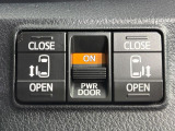 【両側パワースライドドア】スマートキーや運転席のスイッチで後席両側スライドドアの開閉が可能♪電動だから力を入れてドアを開ける必要が無く、小さなお子様でも簡単に開け閉めでき快適です♪