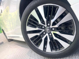 【純正18インチアルミホイール】外観にマッチした純正アルミホイールを装着しております。各種社外アルミホイールや、スタッドレスタイヤも取扱いしております。是非ご相談ください♪