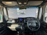 運転席から見たステアリング周辺の様子になります。シフトもインパネ内にスッキリ収納されており、操作が分かりやすく、運転しやすい配置になっております!