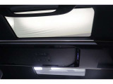 電動シェード&挟み込み防止機能付左右独立ムーンルーフを装備しています。電動シェードはワンタッチで左右席それぞれに開閉できます。晴れた日は車内がとても明るく、前席から後席まで開放感をもたらしてくれます。