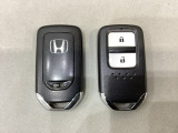 スマートキーを装備しています。鍵を差し込むことなくドアロックの開け閉めと、スタートボタン操作でのエンジンスタートができます。スペアキーも同じものを用意しております。