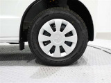 純正ホイールキャップが装着されており、タイヤサイズは145/80R/12(商用車用)です。