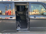 両側パワースライドドア付きだから、狭い駐車スペースなどでの 乗り降りラクラク!小さなお子さまのいるご家庭には嬉しい装備。
