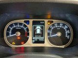 様々な車両情報を表示できるTFTマルチインフォメーションディスプレイを中央に配した視認性の高い大型2眼メーターです
