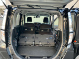 後席を全て倒して、荷物専用のスペースにした状態です。これなら長いものも積めますし、ご旅行や趣味に活用できますね。
