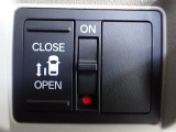 運転席からもスライドドアをボタン操作でスピーディーに開閉できます!またスマートキーでも操作できるので便利です。