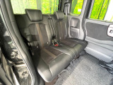後部座席も気になるようなキズ・汚れやへたり等、大きなダメージはなく、良好な状態です。