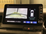 リバースギアに入れるだけで後方の表示へ切り替わります。夜間や雨の日の駐車も楽になりますよ。