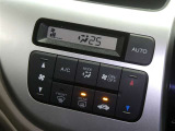 【オートエアコン】車内温度を感知して自動で温度調整をしてくれるのでいつでも快適な車内空間を創り上げます!どの席に座っても快適なドライブが楽しめます♪