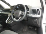 運転席の様子です。見通しの良いすっきりとした内装で運転しやすい空間となっております!