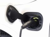 専用コードを接続するだけで簡単に充電が行えます。プラグインハイブリッドモデルRecharge T8 AWD PHEVは、走行中の充電のほか、自宅などに設置された充電機器からの充電が可能です。