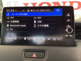 HondaCONNECT対応の便利なナビディスプレー。お持ちのスマートフォンと連携して、ナビやBluetoothでの音楽再生が可能です。デザインはもちろん、操作性も良好です。