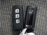 ◆スマートキー◆カギをバッグやポケットに入れたままでもドアロックの開閉ができる『スマートキー』付き!雨天や暗くなってもカギを取り出す必要がなくドアの開錠&エンジンも始動できます