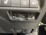 【ETC】有料道路を利用する際に料金所で停止することなく通過できる、ETC車載器(ノンストップ自動料金収受システム機器)が装備されています。セットアップを行うことで利用可能になります。