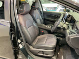 運転席はほどよくホールド感のある形状をしておりますので、運転がし易いです!