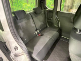 後部座席も気になるようなキズ・汚れやへたり等、大きなダメージはなく、良好な状態です。
