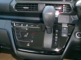 操作しやすいシフトレバーとタッチ式エアコンパネルで運転も楽々です。