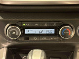 作動状態が一目でわかる液晶ディスプレイ付きAUTOエアコンを装備しています♪室内の温度を設定するとセンサーが室温を感知して、温度、風量を自動的にコントロ-ルして快適な空間を作ってくれます!