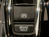 指先の操作でパーキングブレーキの「作動と解除」が行うことができる装備。ブレーキペダルから足を離しても停止し続けてくれるオートブレーキホールド機能。信号待ちなどの際には便利。ECO運転で低燃費走行♪