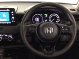【ハンドル】運転にかかわる様々な操作を安全に行えるように視点移動が少なく操作性に配慮されたスイッチ類が凝縮されたコックピットです。