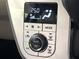 【オートエアコン】一度お好みの温度に設定すれば、車内の温度を検知し風量や温度を自動で調整。暑い&hellip;寒い&hellip;と何度もスイッチ操作をする必要はありません。快適な車内空間には必須の機能ですね♪