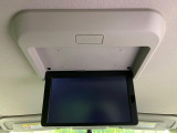 【フリップダウンモニター】大画面モニターで後席でもエンタメをお楽しみいただけます。小さなお子様にも大人気の装備です♪