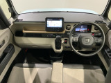 使いやすいレイアウトのダッシュボード周辺です。オートエアコンや小物入れなど嬉しい装備が満載です。