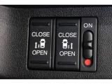 乗り降りラクラクな両側パワースライドドアが装備されてます。運転席からもリモート操作が可能です。外からはリモコンキーで開閉することができます。巻き込み防止機能もありますので安心です。