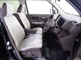 フロントシートはベンチシートで運転席と助手席の移動が楽々です。シートの高さも調整でき真ん中にはアームレストも装備されています!