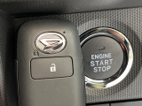 【キーフリーシステム】カバンやポケットに入れたままでもドアの施錠・解錠が可能なスマートキーを装備。エンジンのオン・オフ時もカギを取り出す必要が無いからとっても便利です♪