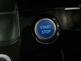 インテリジェントキーのプッシュスタートスイッチです。エンジンの始動はブレーキペダルを踏みながらこのスイッチを押すだけで始動できます。
