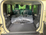 積み下ろしのしやすいデッキにはたっぷりと荷物を積み込んでいただけます。遊びから仕事まで、様々なシーンで頼れます♪
