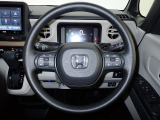 ハンドル左側にはオーディオ操作が出来るオーディオリモートコントロールスイッチ、右側にはHonda SENSINGとオートクルーズコントロールのスイッチを装備!