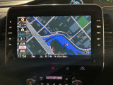 日産純正10インチメモリーナビ(MM521D-L)装備。インテリアにベストマッチする専用デザイン、オペレーター通話や音声対話検索にも対応、HDMI入力やBL再生など多彩なメディア対応。無料地図更新付き。
