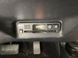 ハンドルの右下にETCがついています。高速道路の料金所の通過も楽々です。 カードの取り出しもしやすい場所についています。