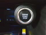 ポケットや鞄から出さずにエンジンスタートができる便利なプッシュスタート。ブレーキを踏みながらパワースイッチを押すだけで、エンジンが始動します