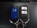 スマートキー付!キーを取り出さなくてもドアロックの施錠・開錠、エンジンの始動が出来ます!雨の日や荷物の多い日にとても便利ですね♪