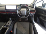 革巻きステアリングで快適な操作性の運転席です。
