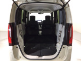 リアシートを倒すと、ラゲッジスペースを広くお使いいただけます!