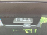 【三菱e-Assist】走行中に前方の車両等を認識し、衝突しそうな時は警報とブレーキで衝突回避と被害軽減をアシスト。より安全にドライブをお楽しみいただけます。