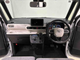 明るいコーディネートカラーに包まれた運転席空間。フロントガラス面積や位置取りが良く、Aピラーの内装色や形状にこだわることで前方・右前・左前方向の視認性がいいですよ!