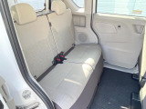 後部座席も気になるようなキズ・汚れやへたり等、大きなダメージはなく、良好な状態です。
