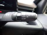 オートライト機能が装備されており暗い場所に入ると車両が検知しライトのON・OFFを自動的に切り替えてくれますので非常に便利な装備です♪