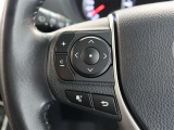 ステアリングスイッチ付き。前方から目を離すことなく操作することが可能です。