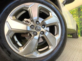 【純正アルミ18インチホイール】外観にマッチした純正アルミホイールを装着しております。各種社外アルミホイールや、スタッドレスタイヤも取扱いしております。是非ご相談ください♪