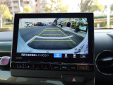 【バックモニター】駐車時に後方がリアルタイム映像で確認できます。狭いところの駐車や、夜間のバック時に大活躍!運転スキルに関わらず、必須の装備です。