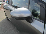 サイドターンランプ付き電動格納ドアミラーです。サイドバイザーも付いています!