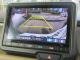 【バックカメラ】運転が苦手な方も車庫入れラクラクです!ギアをリバースに入れれば自動的に切り換わりますので、面倒な操作は不要です♪狭い駐車場もお車を傷つけず安心ですね!