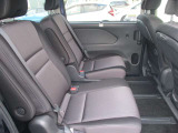 2列目シートです!汚れや破れも無く良好です♪後部座席は大人の人でも足元ゆったりしております♪